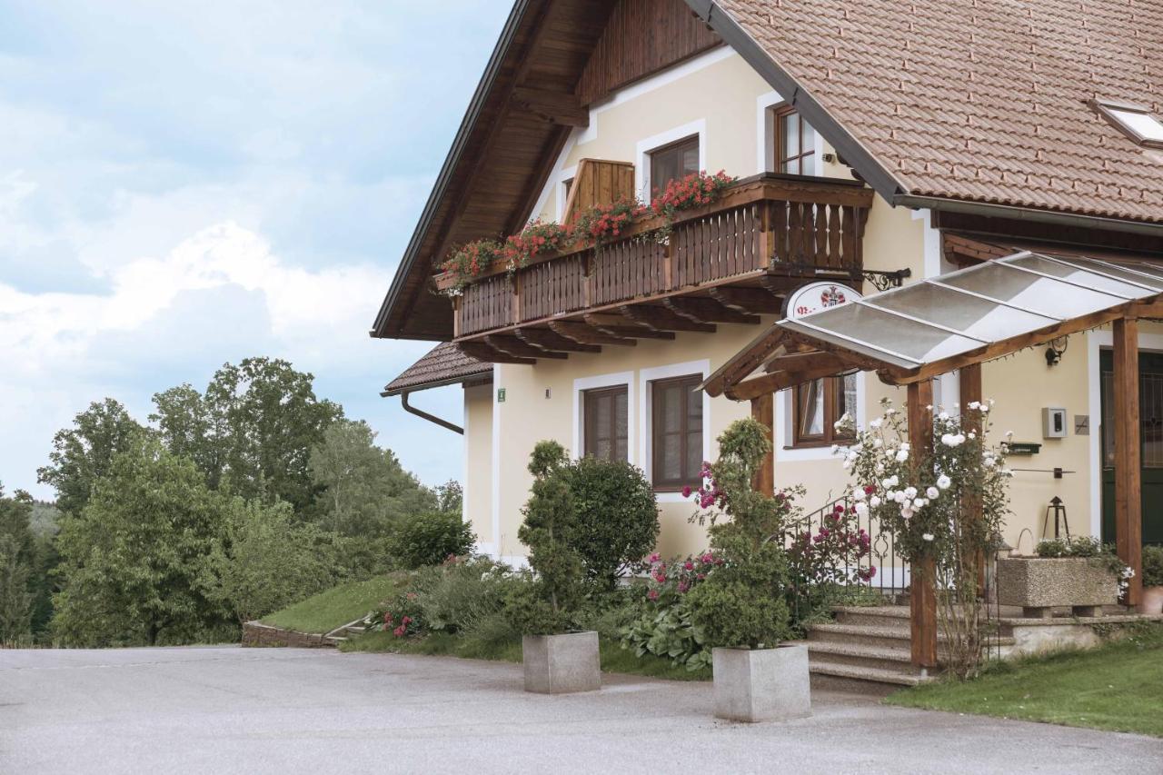 Landhof Lazarus Hotel Mooskirchen Eksteriør billede